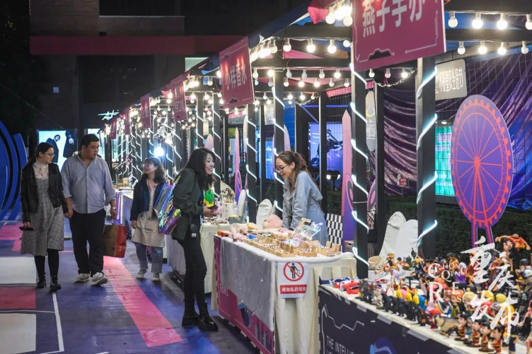 两民在市砂新区江重船(之莱)奥庆夜场逛广乐 邹市 摄。
