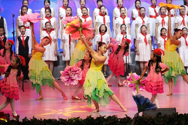 图说:现场以讲演、配乐朗诵、情景短剧等形式展现了崇明学子礼赞祖国和家乡,奋力迈向新时代的自信与豪迈