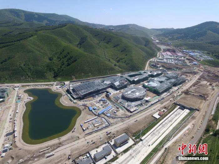 资料图:航拍太子城冰雪小镇。中新社记者 张帆 摄
