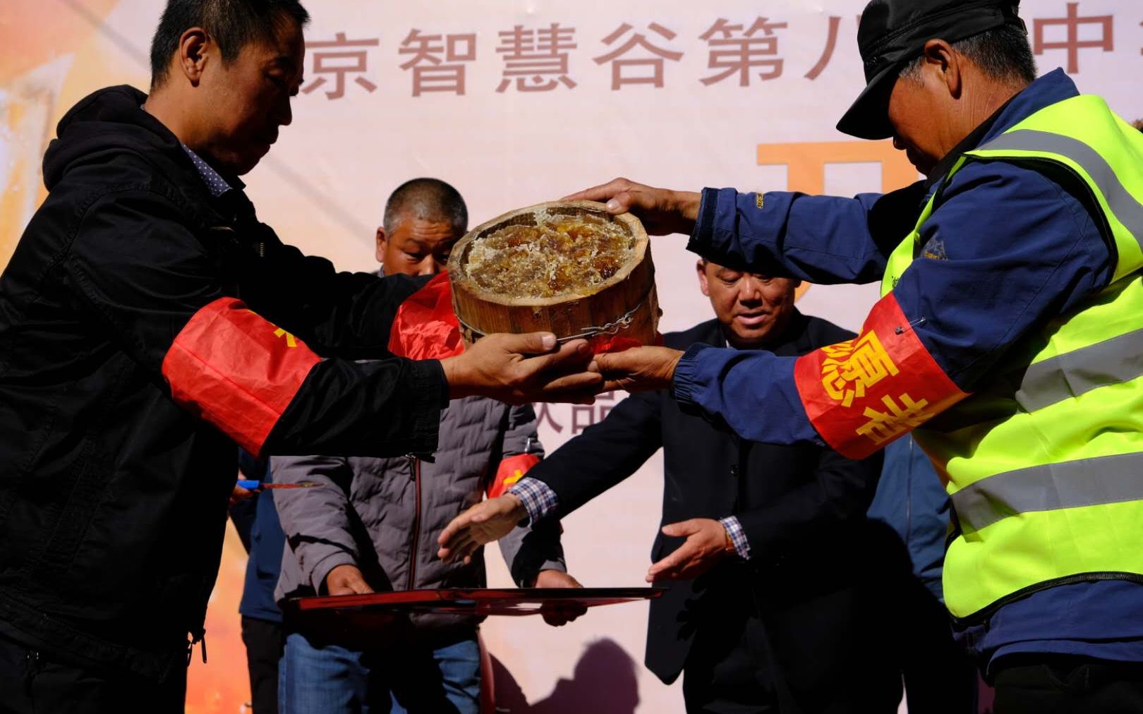 开幕式上蜂农在展示本年初次割下的蜂蜜。新京报记者 王巍 摄