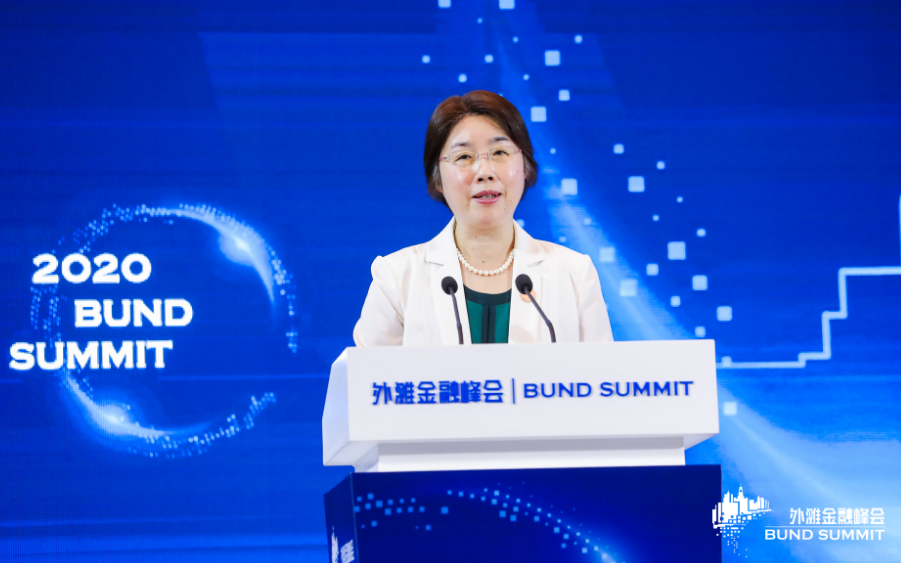 财务部副部长邹加怡在外滩金融峰会上谈话。图/主理方提供