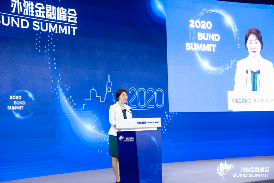 财务部副部长邹加怡在“第二届外滩金融峰会”上谈话。图/主理方提供