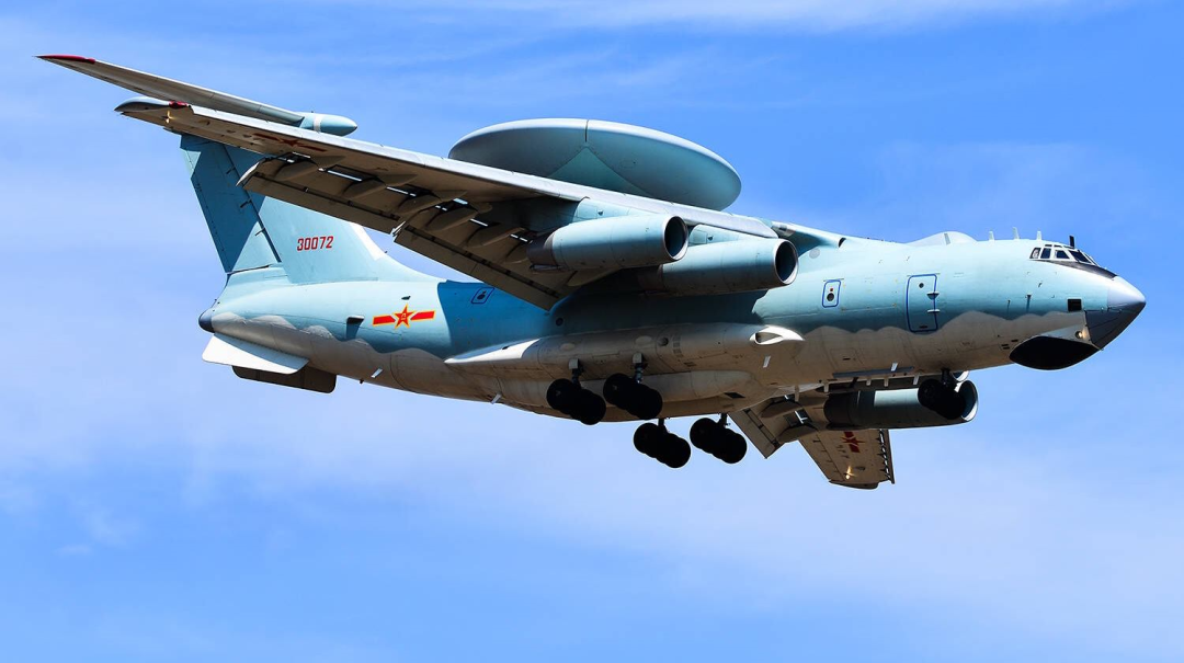 台媒：昨夜解放军战机赴台海 台空军2架IDF紧急升