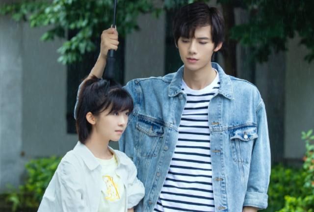这也是近期很不错的一部青春校园剧,其中主演就是宋伊人和邓超元
