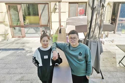 最门当户对夫妻!两人业主群相识见面才知彼此