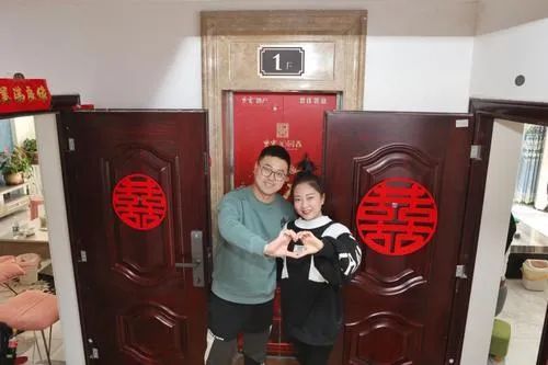 最门当户对夫妻!两人业主群相识见面才知彼此