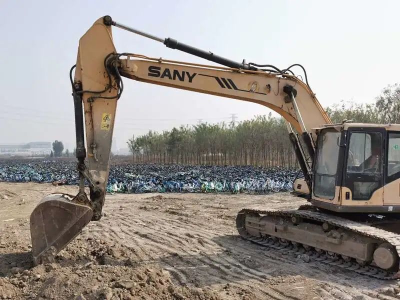 10月25日,保定市北三环外一片荒地堆放了大量共享单车。中青报·中青网记者 耿学清/摄
