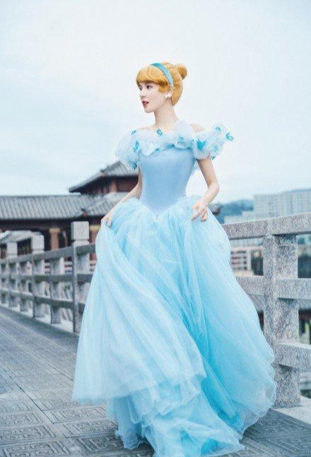 张予曦在逃公主来了!cos灰姑娘效果娇俏甜美神还原
