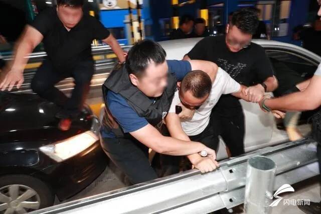 “再跑就开枪了!”88秒视频看临沂警方持枪跨省抓捕毒贩现场休闲区蓝鸢梦想 - Www.slyday.coM “再跑就开枪了!”88秒视频看临沂警方持枪跨省抓捕毒贩现场休闲区蓝鸢梦想 - Www.slyday.coM