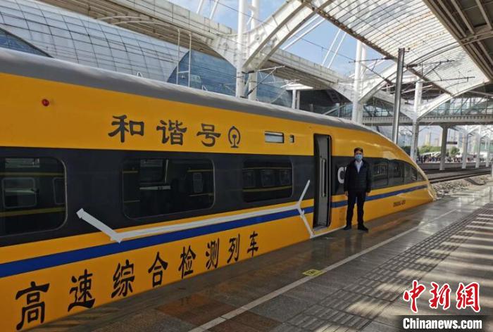 高速综合检测车因车身涂装醒目的黄色俗称“黄医生”。　宋宽飞 摄