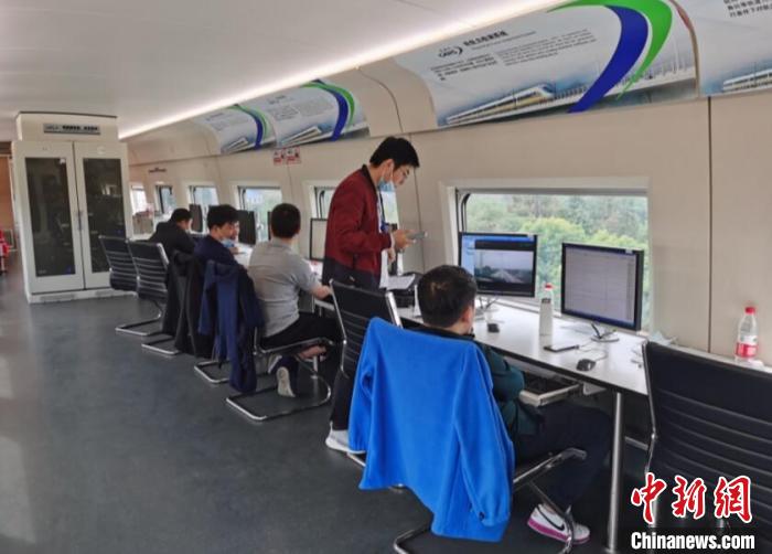 “黄医生"通过多次“折返跑”，采集分析相关数据。　郑建 摄