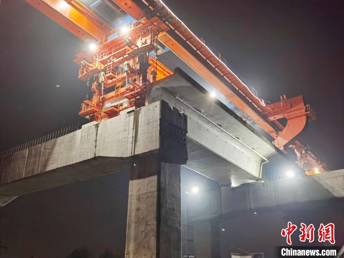 印尼雅万高铁全线首榀跨高速公路箱梁成功架设