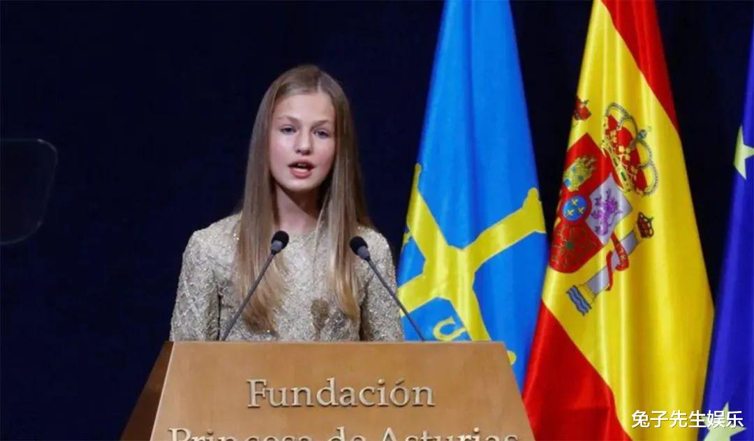 15岁西班牙公主站起来去演说，被国王爸爸捏了一下手，这动作太暖