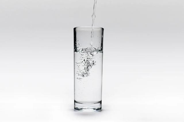 每天该喝多少水?喝什么水最好?这份「喝水」清单,建议收藏休闲区蓝鸢梦想 - Www.slyday.coM 每天该喝多少水?喝什么水最好?这份「喝水」清单,建议收藏休闲区蓝鸢梦想 - Www.slyday.coM