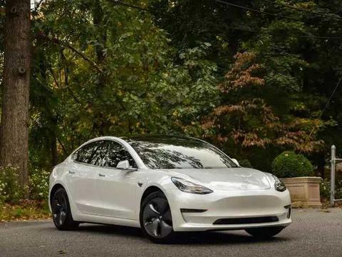 特斯拉公布车辆安全报告，机器比人比人更安全？