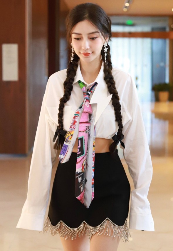 angelababy双马尾造型,angelababy扎马尾 angelababy双马尾衬衣折起好看到爆炸黄晓明都担心