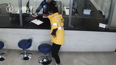 民警帮外卖小哥怒斥骗子,下一幕太暖心……休闲区蓝鸢梦想 - Www.slyday.coM 民警帮外卖小哥怒斥骗子,下一幕太暖心……休闲区蓝鸢梦想 - Www.slyday.coM