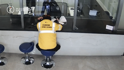 民警帮外卖小哥怒斥骗子,下一幕太暖心……休闲区蓝鸢梦想 - Www.slyday.coM 民警帮外卖小哥怒斥骗子,下一幕太暖心……休闲区蓝鸢梦想 - Www.slyday.coM