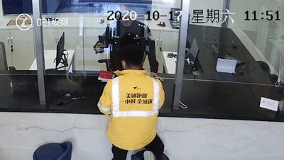 民警帮外卖小哥怒斥骗子,下一幕太暖心……休闲区蓝鸢梦想 - Www.slyday.coM 民警帮外卖小哥怒斥骗子,下一幕太暖心……休闲区蓝鸢梦想 - Www.slyday.coM