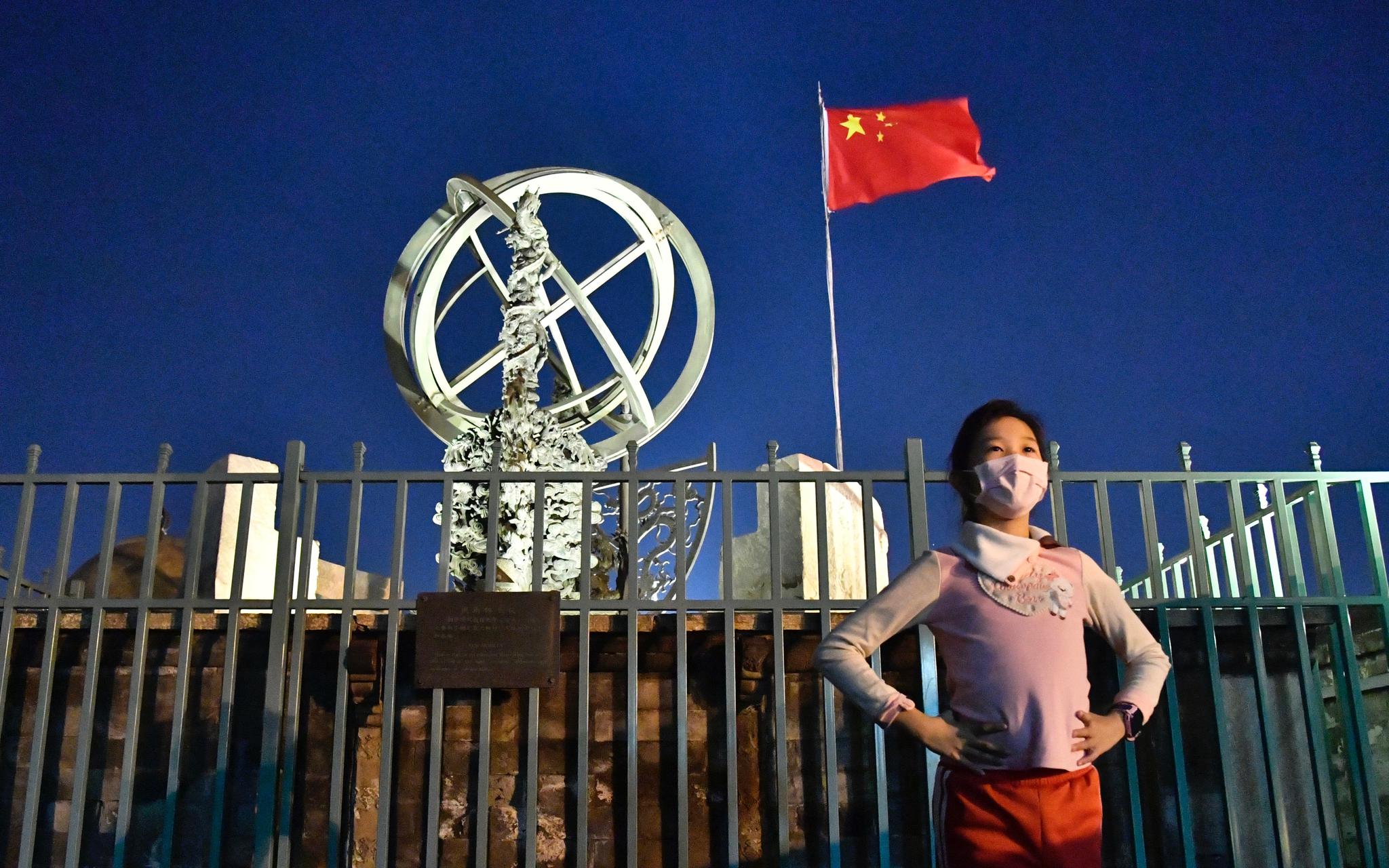 观众夜游古观象台。新京报记者 吴宁 摄