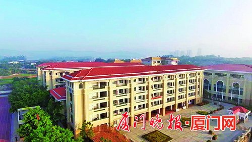 2015年建校的华中师大海沧附属中学.