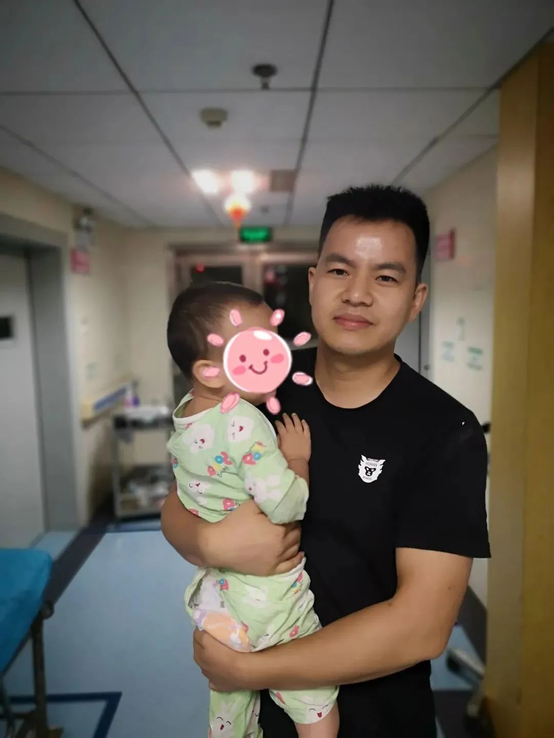 民警刘志雄悉心照料嫌疑人的孩子。通讯员 供图