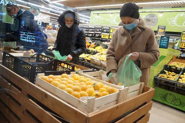 为遏制疫情，俄罗斯民众在公共场所必须佩戴口