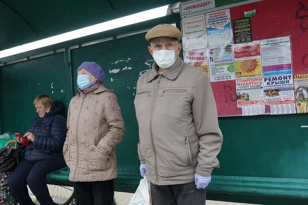 为遏制疫情，俄罗斯民众在公共场所必须佩戴口