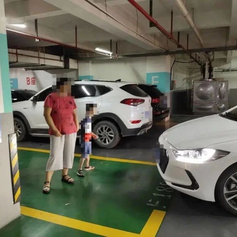 “我家5台都是高档车”！人肉占车位？大妈赶跑了40多台车