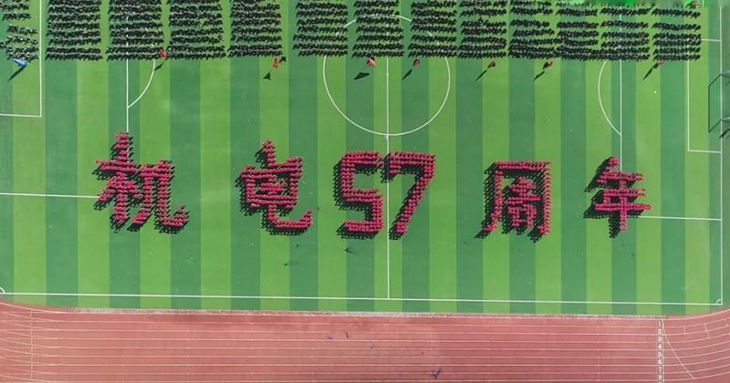 高校军训汇演,千名学生头顶方块组动画“刷屏”网络:幕后训练非一帆风顺休闲区蓝鸢梦想 - Www.slyday.coM 高校军训汇演,千名学生头顶方块组动画“刷屏”网络:幕后训练非一帆风顺休闲区蓝鸢梦想 - Www.slyday.coM