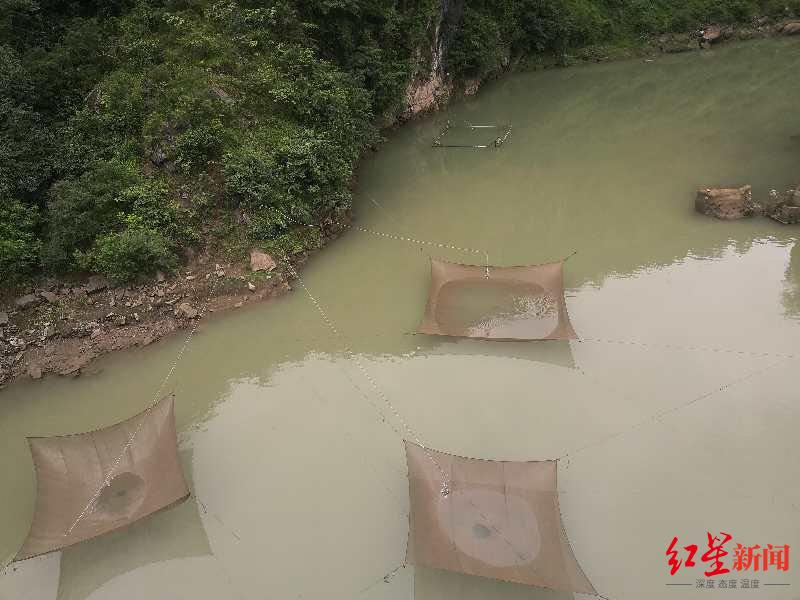 金沙江中的非法捕捞渔网