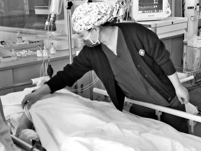 河南一护士被病人咬手臂强忍2分钟 她说“不怪他