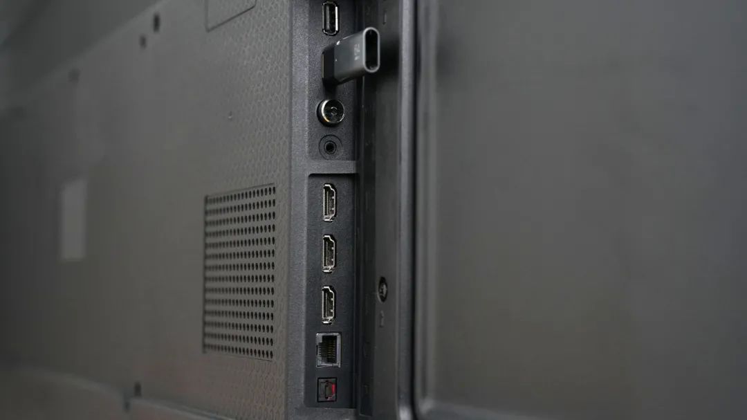 两个usb-a,一个rj45网络接口,一个光纤音频口,一个同轴有线电视接口和