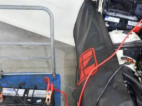 自动挡车子放久了，电瓶亏电无法启动，该如何解决？