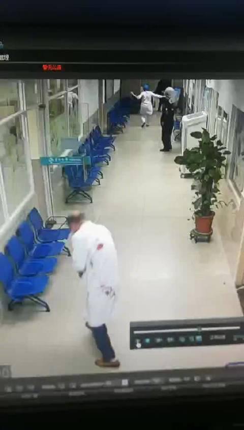 广州中山大学第三附属医院，凶手没有挂号，冲进诊室就捅人_新浪新闻
