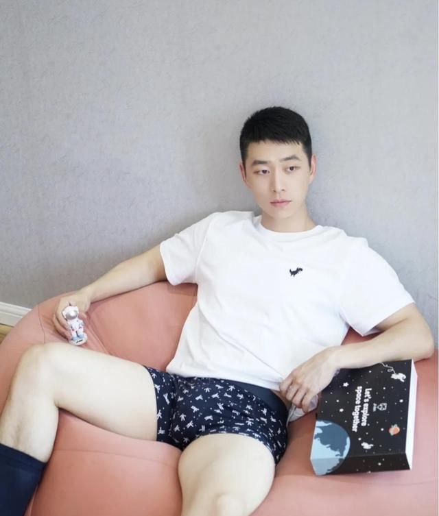 178cm120斤的男明星,172cm的男明星 身高178,体重65公斤的英俊白净小鲜肉,身材好颜值高的文艺男!