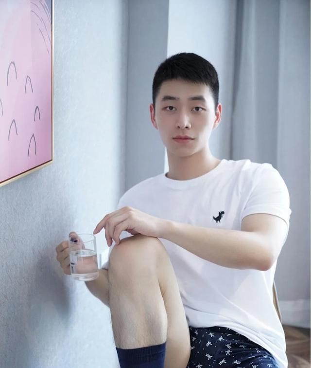 178cm120斤的男明星,172cm的男明星 身高178,体重65公斤的英俊白净小鲜肉,身材好颜值高的文艺男!