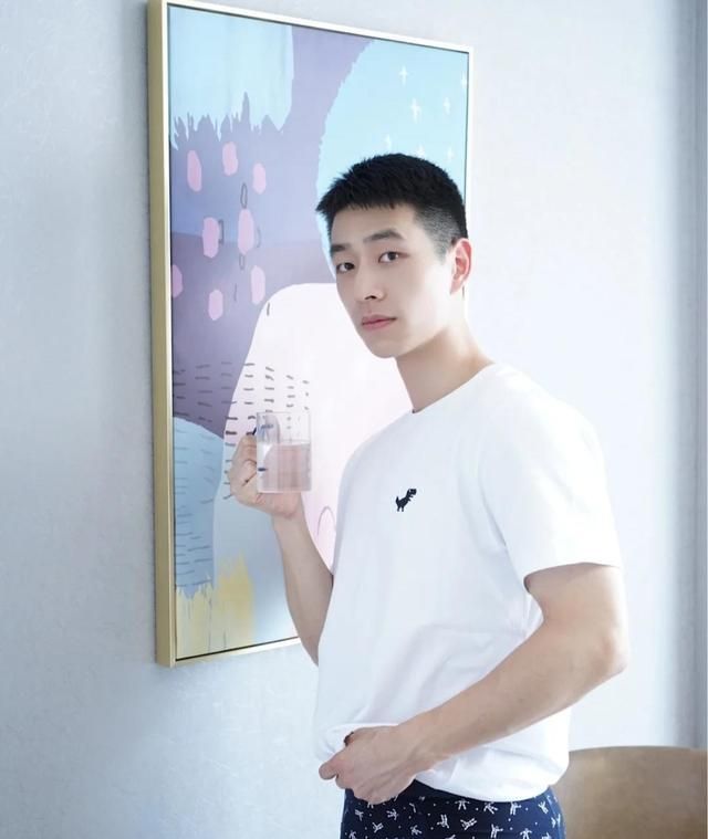 178cm120斤的男明星,172cm的男明星 身高178,体重65公斤的英俊白净小鲜肉,身材好颜值高的文艺男!