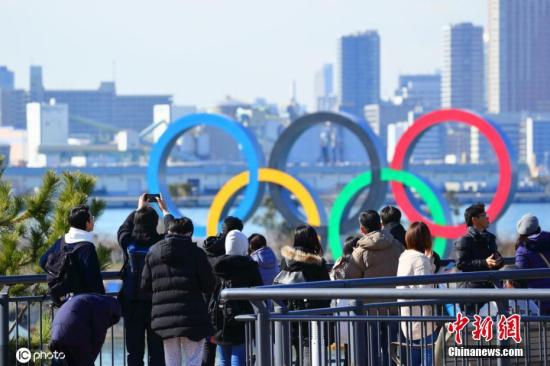 日本东京,台场海滨公园展示奥运五环。