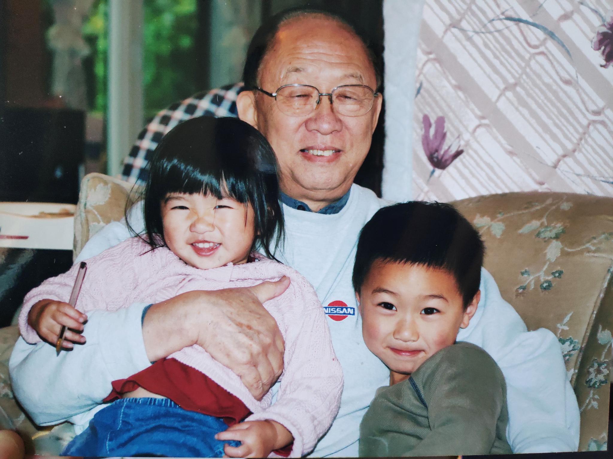 陈湛与外孙、外孙女的合照。受访者供图