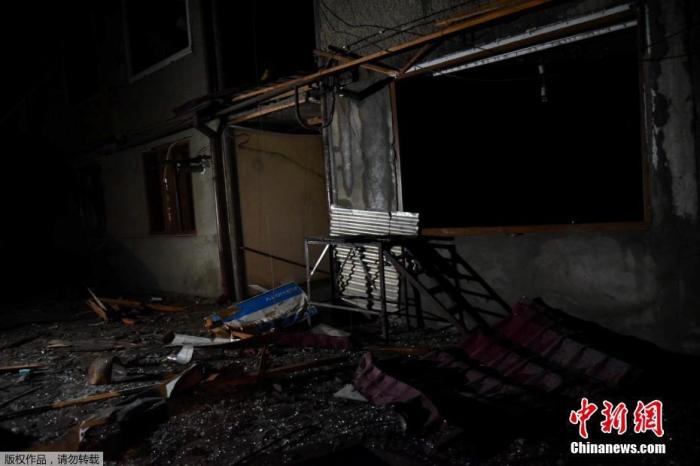 当地时间2020年10月2日,亚美尼亚和阿塞拜疆在纳卡地区的新一轮冲突进入第六天,双方继续交战,纳卡地区建筑在炮击中受损。图为当地一幢建筑受损。