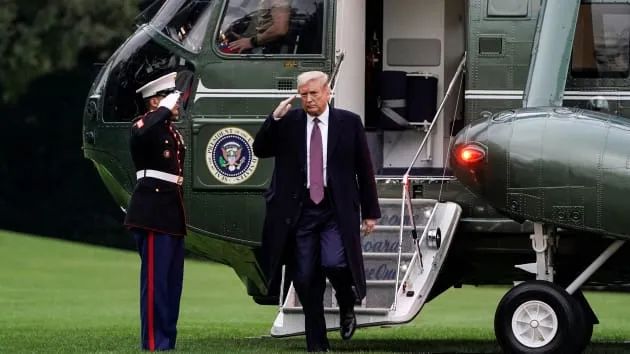 在白宫南草坪上,特朗普从新泽西州贝德明斯特返回。图源:路透社