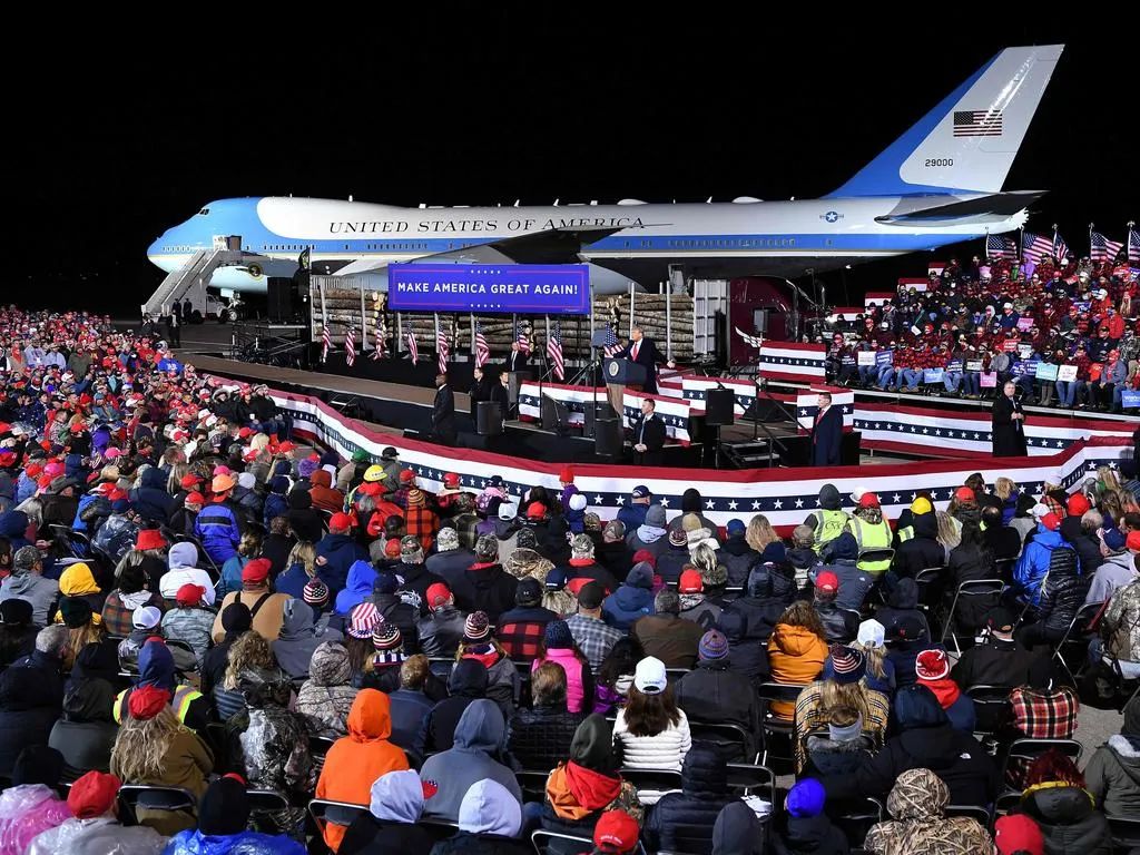 位于明尼苏达州德卢斯国际机场的人群。图源:法新社