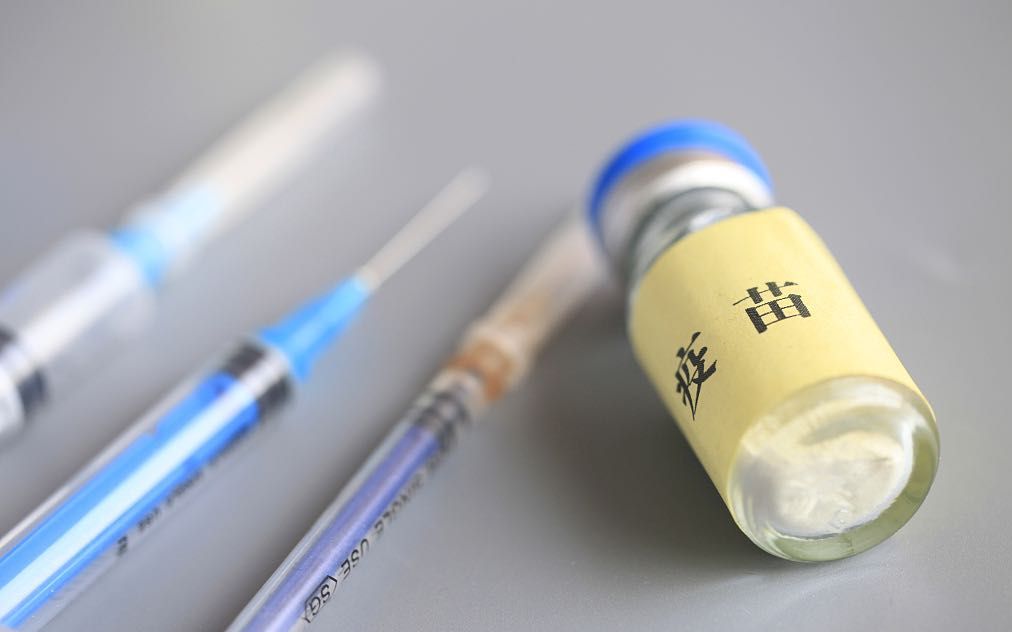 ▲对于目前流感疫苗“一针难求”的现象,要通过及时的信息发布,来减少民众恐慌、堵塞黄牛炒卖的漏洞,避免公众利益受损。资料图。图片来源:新京报网