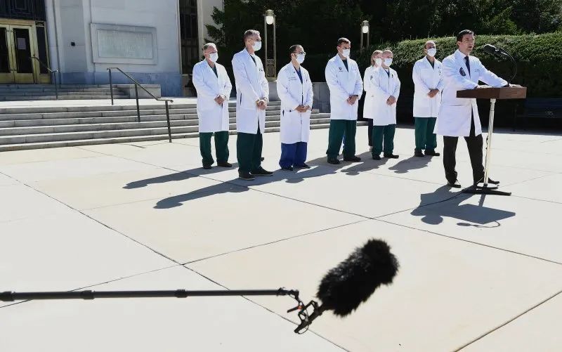 白宫医生康利在沃尔特·里德医院发布最新消息。图源:法新社