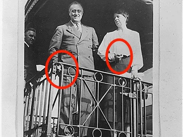 ▲1932年,富蘭克林·羅斯福和夫人埃莉諾在一列火車上,羅斯福依靠妻子和火車欄杆支撐身體直立。(美國商業內幕網站)