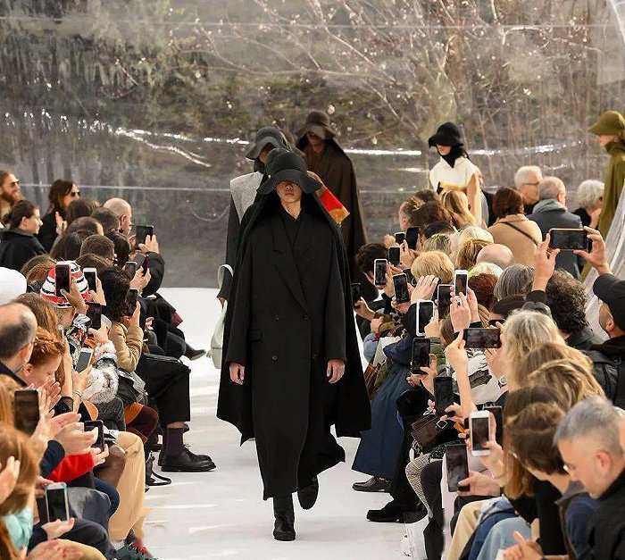 Kenzo创始人高田贤三因新冠肺炎去世,终年81岁