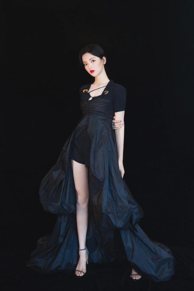 李小冉气质真绝了,一袭黑色连衣裙配黑长直,不用“装贵”也高级休闲区蓝鸢梦想 - Www.slyday.coM 李小冉气质真绝了,一袭黑色连衣裙配黑长直,不用“装贵”也高级休闲区蓝鸢梦想 - Www.slyday.coM