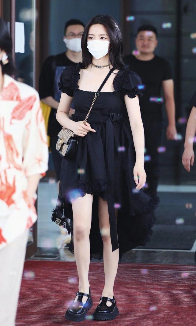 李小冉气质真绝了,一袭黑色连衣裙配黑长直,不用“装贵”也高级休闲区蓝鸢梦想 - Www.slyday.coM 李小冉气质真绝了,一袭黑色连衣裙配黑长直,不用“装贵”也高级休闲区蓝鸢梦想 - Www.slyday.coM