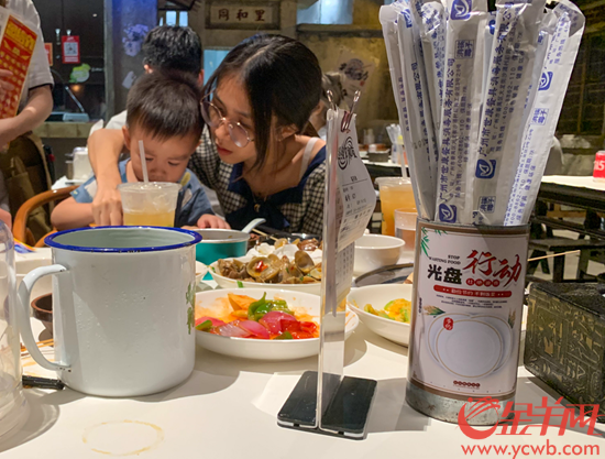 广州天河东路超级文和友，不剩菜提醒标识被做成筷子筒摆在餐桌上 梁怿韬 摄